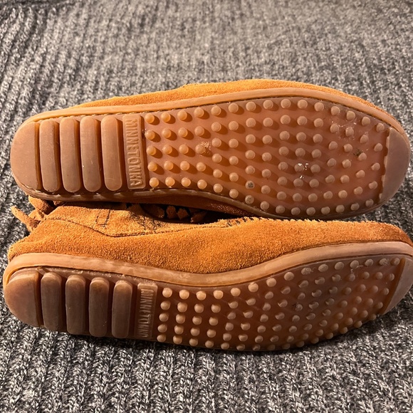 Minnetonka Suede Fringe Side Zip Ankle boots - Size 9 - Picture 6 of 7